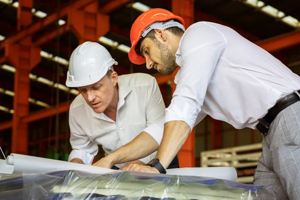 Ingeniero Masculino Sénior Técnico Masculino Ponen Casco Para Apariencia Seguridad —  Fotos de Stock