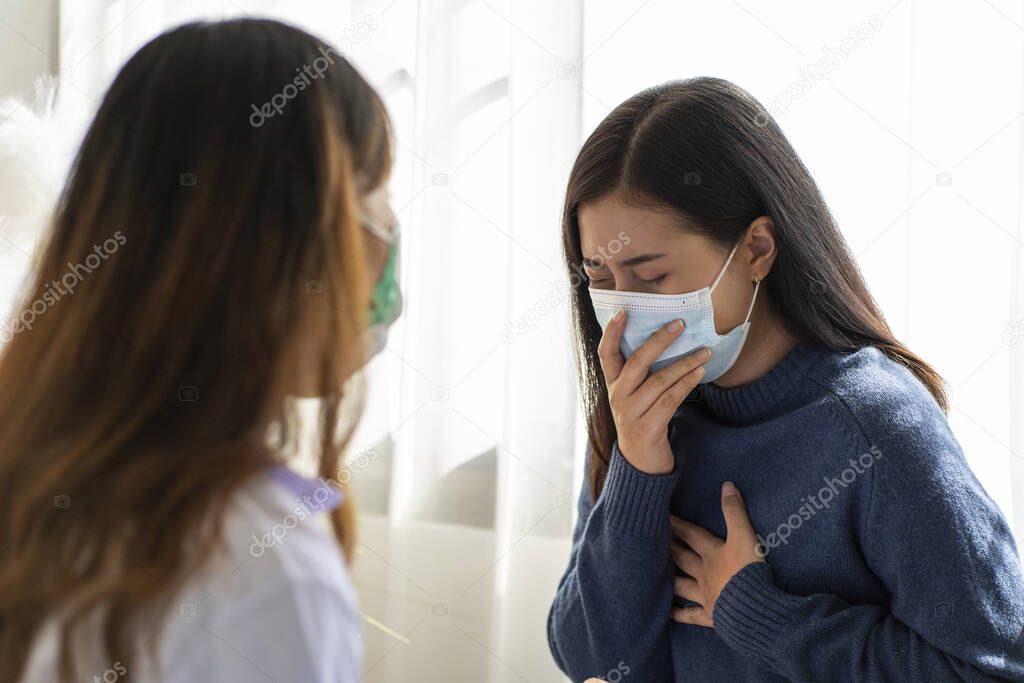 The patient wears a mask, chest pain, cough, sore throat for the doctor to wear a mask to treat in the clinic. 