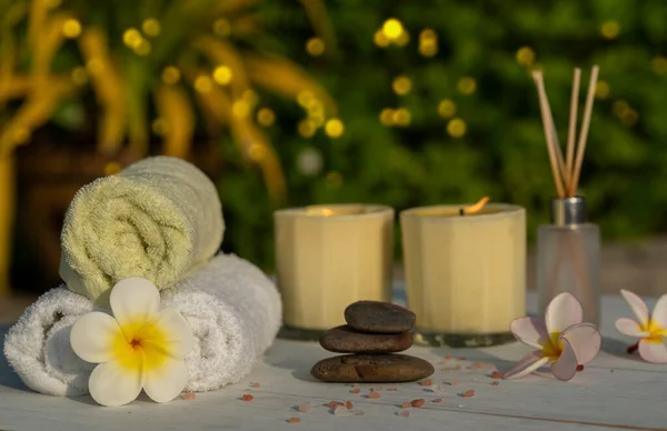 Plumeria Handdoek Met Roze Zout Scrub Spa Massage Olie Aromatherapie Stockafbeelding