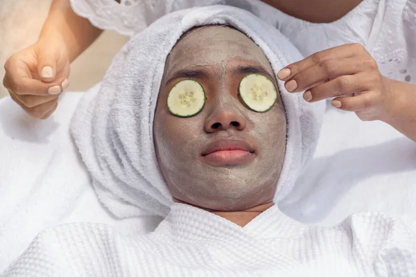 Afro Amerikaanse Vrouw Liggende Gezichtsmasker Met Gezichtsmassage Toepassing Komkommer Blinddoek — Stockfoto