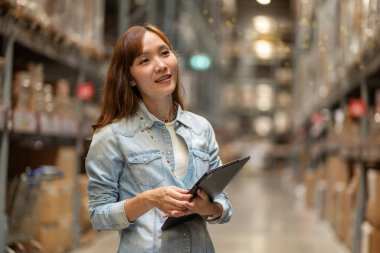 Elinde tabletle genç bir kadın.