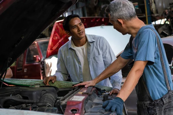 Asian Mechanic Explains Handsome Twenty Eight Year Old Customer Took — ストック写真