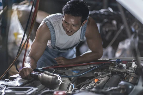 Asian Mechanics Look Car Engine Oil Refuel Look Car Repair — Stock fotografie