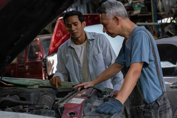 Elderly Asian Mechanic Standing Talking Male Customer Brought Pickup Truck — Fotografia de Stock