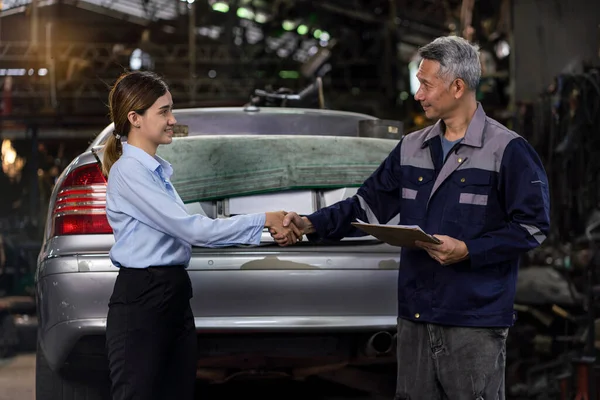 Asian Businesswoman Shakes Hands Senior Garage Owner Overseeing Engine Repairs — ストック写真