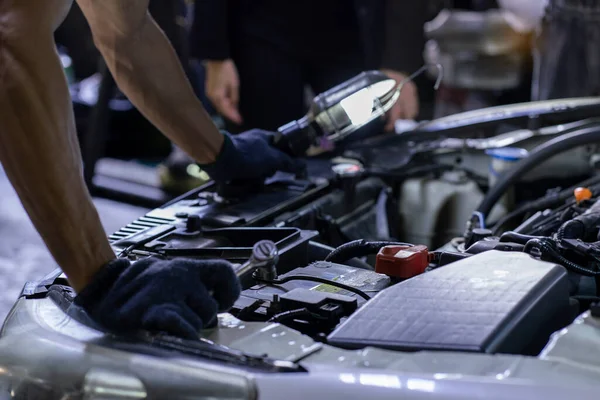 Asian Car Mechanic Looks Broken Engine Uses Lamp Check Engine — Fotografia de Stock