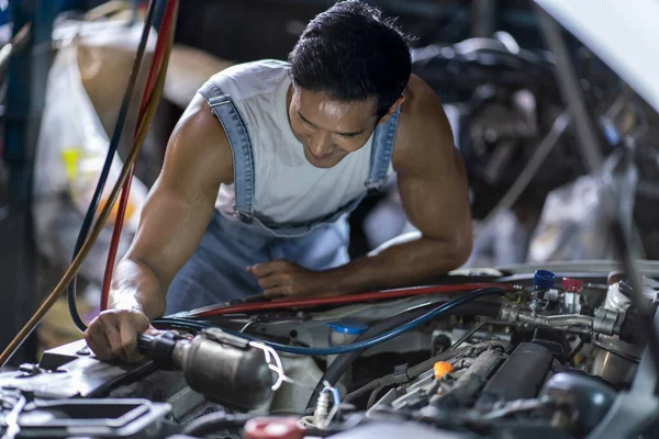 Asian Mechanics Look Car Engine Oil Refuel Look Car Repair — ストック写真