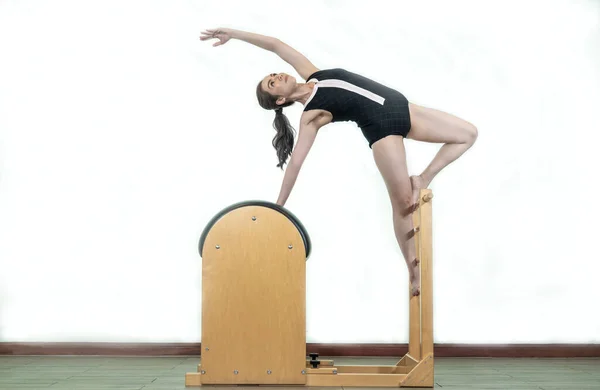 Asian Female Trainer Performs Advanced Pilates Exercises Stretching Equipment Studio — Stock Photo, Image