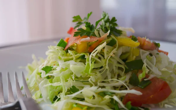 Salada Repolho Jovem Fresca Uma Mesa Madeira Pimentas Tomates Para — Fotografia de Stock