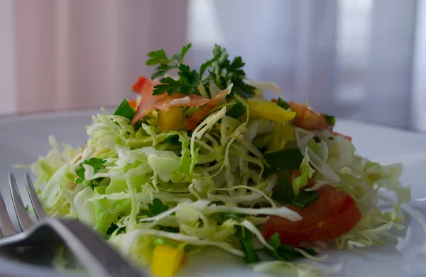 Salada Repolho Jovem Fresca Uma Mesa Madeira Pimentas Tomates Para — Fotografia de Stock