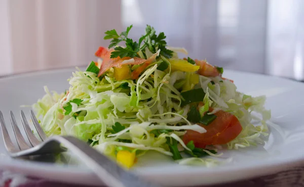 Salada Repolho Jovem Fresca Uma Mesa Madeira Pimentas Tomates Para — Fotografia de Stock