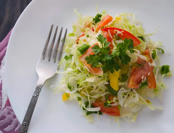 Salada Repolho Jovem Fresca Uma Mesa Madeira Pimentas Tomates Para — Fotografia de Stock