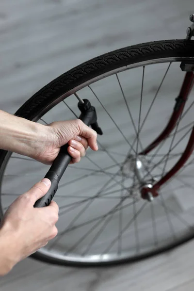 人は自転車の近くで車輪を膨らませます 自転車修理 — ストック写真