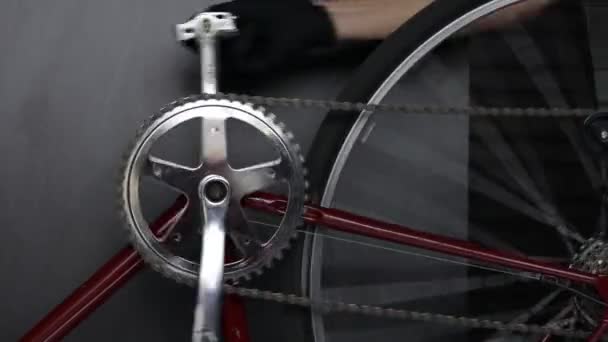 Homem Repara Uma Bicicleta Substituindo Corrente Bicicleta Manutenção Reparação Veículos — Vídeo de Stock