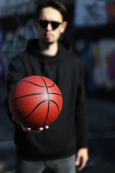 Jovem Atleta Masculino Detém Uma Bola Basquete Sua Mão Playground — Fotografia de Stock