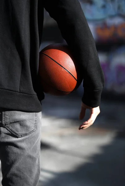 Jovem Atleta Masculino Detém Uma Bola Basquete Sua Mão Playground — Fotografia de Stock