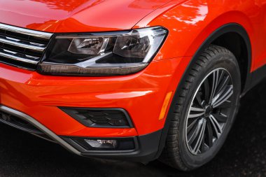 Yakın plan kırmızı renkli süper bir arabanın farları. Modern spor araba detayları. araba ön ışık