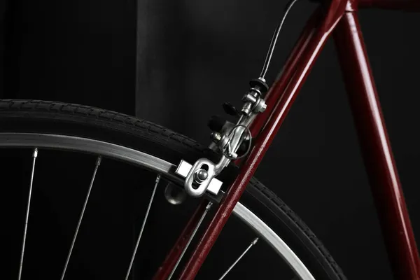 Ruota Della Bicicletta Primo Piano Sfondo Scuro Riparazione Manutenzione Biciclette — Foto Stock
