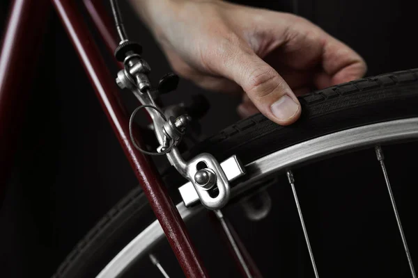 サービス部門の男が自転車の車輪の圧力をチェックします 自転車修理クローズアップ — ストック写真