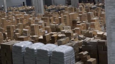 Kutularla dolu büyük bir depo. Endüstriyel işletmelerin depolanması için hangar