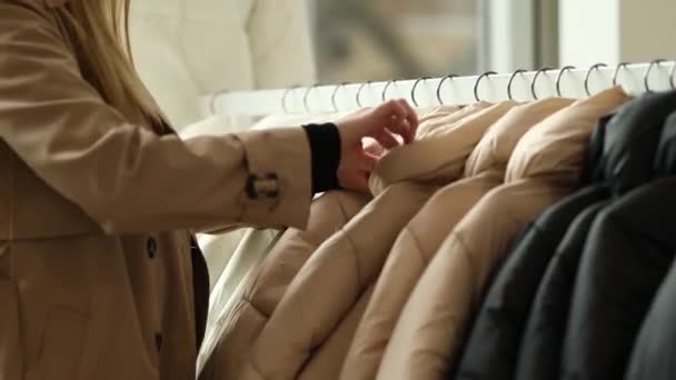 Vacker Kvinna Går Genom Butiken Väljer Vinterjacka Flicka Undersöker Saker — Stockvideo
