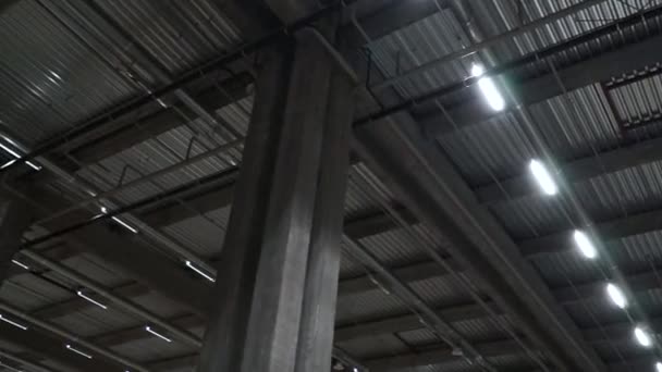 Endüstriyel Bir Tekstil Şirketinin Büyük Bir Deposunun Metal Tavanı Büyük — Stok video