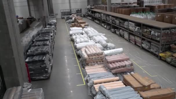 産業用繊維企業の大きな倉庫です ストレージトップビューでロール内のファブリックと革 — ストック動画
