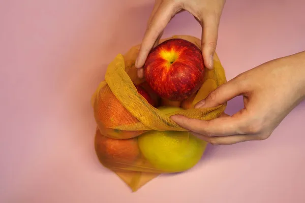 Mujer Saca Manzanas Envases Respetuosos Con Medio Ambiente Malla Ecológica —  Fotos de Stock