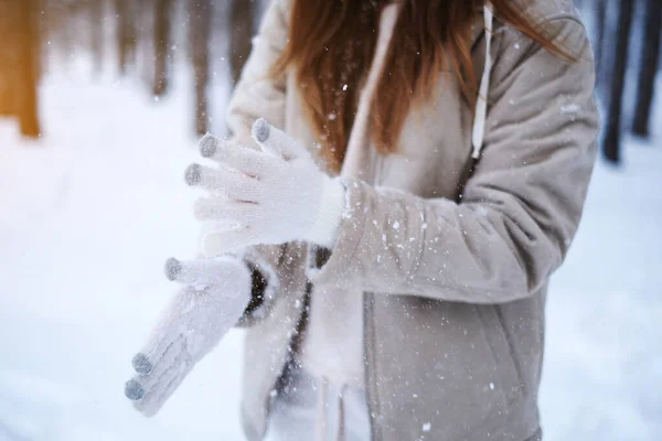 戴白手套的女孩抖动雪地 妇女在冬季森林里雕刻雪球 双手紧握着针织手套 — 图库照片