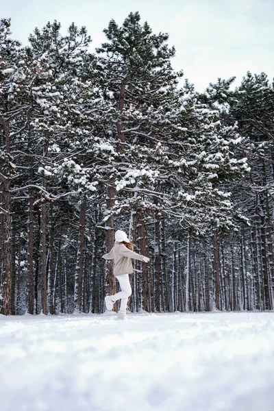 Žena Běhá Zimou Zasněženým Lesem Sama Dívka Kráčející Lese — Stock fotografie