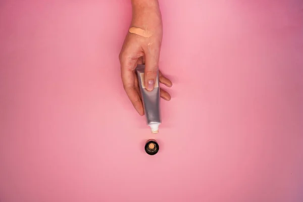 Händer Som Håller Concealer Rosa Bakgrund Ovanifrån Makeuptillbehör Dekorativ Komet — Stockfoto