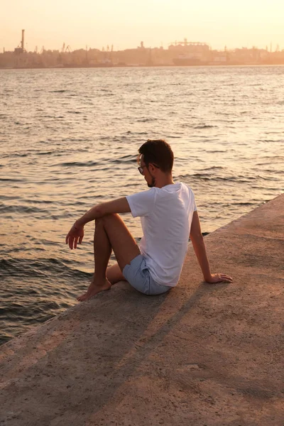 Mladý Sportovec Sedí Tričku Šortkách Molu Pobřeží Osamělý Muž Odpočívající — Stock fotografie