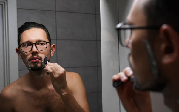 Giovane Bell Uomo Con Gli Occhiali Rade Bagno Prima Del — Foto Stock