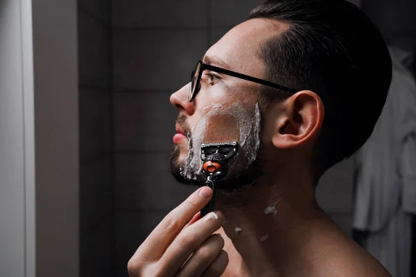 Giovane Bell Uomo Con Gli Occhiali Rade Bagno Prima Del — Foto Stock