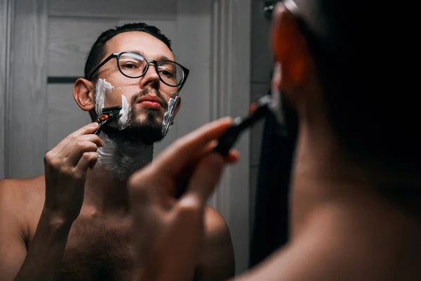 Ung Stilig Man Med Glasögon Rakar Sig Badrummet Innan Arbetet — Stockfoto