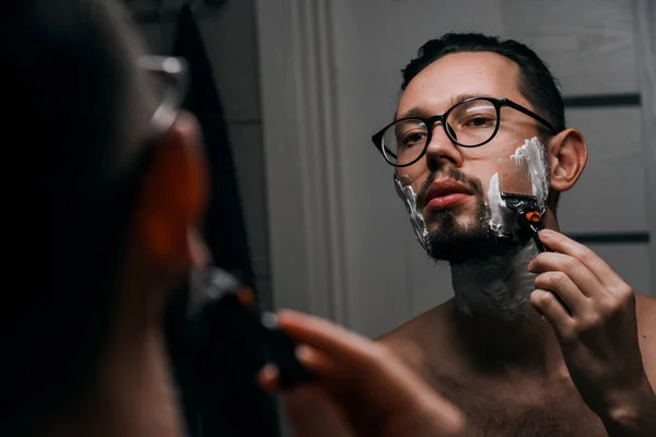 Ung Stilig Man Med Glasögon Rakar Sig Badrummet Innan Arbetet — Stockfoto