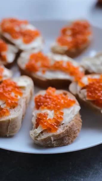 Mão Mulher Tira Prato Sanduíche Com Manteiga Caviar Vermelho Peixe — Vídeo de Stock