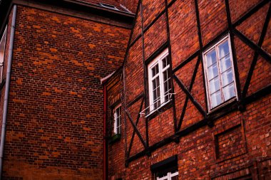 Avrupa 'nın eski kentinin sokaklarındaki yarı keresteli evlerin dışında. mimari