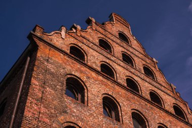 Eski Gdansk Rönesans tarzı kırmızı tuğla evin mimarisi.
