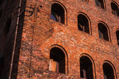 Eski Gdansk Rönesans tarzı kırmızı tuğla evin mimarisi.