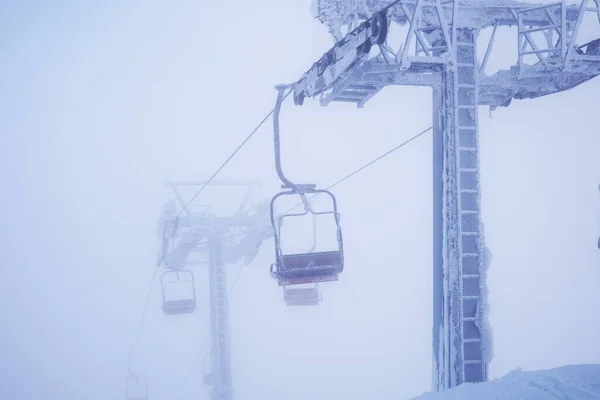 Sedačková Lanovka Horách Zimní Aktivní Odpočinek Horách Výtah Vrchol Hory — Stock fotografie