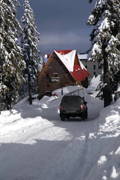 Car Drives Its Chalet Mountains Winter Holidays — Stockfoto