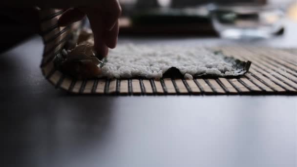 Une Femme Prépare Des Rouleaux Sushi Maison Selon Une Classe — Video
