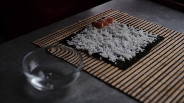 Una Mujer Prepara Rollos Sushi Casa Acuerdo Con Una Clase — Vídeos de Stock