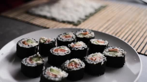 Eine Frau Bereitet Sushi Rollen Nach Einem Meisterkurs Hause Ein — Stockvideo
