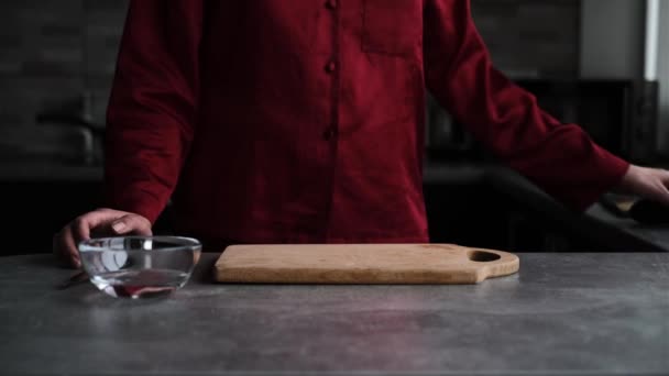 여자가 오이를 부엌에 집에서 조각으로 자른다 샐러드를 만드는 — 비디오