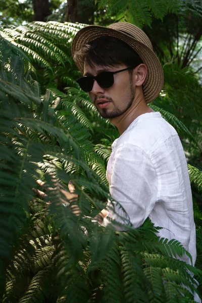 Jovem Chapéu Palha Faz Seu Caminho Através Das Moitas Selva — Fotografia de Stock