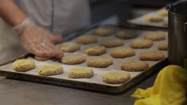 Mãos Chef Luvas Preparando Biscoitos Restaurante Cozinha — Vídeo de Stock