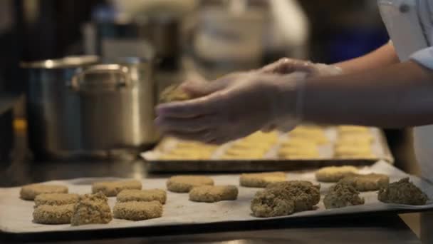 Χέρια Ενός Σεφ Γάντια Προετοιμασία Μπισκότα Ένα Εστιατόριο Στην Κουζίνα — Αρχείο Βίντεο