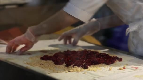 Mãos Mulher Luvas Prepara Strudel Sobremesa Doce — Vídeo de Stock